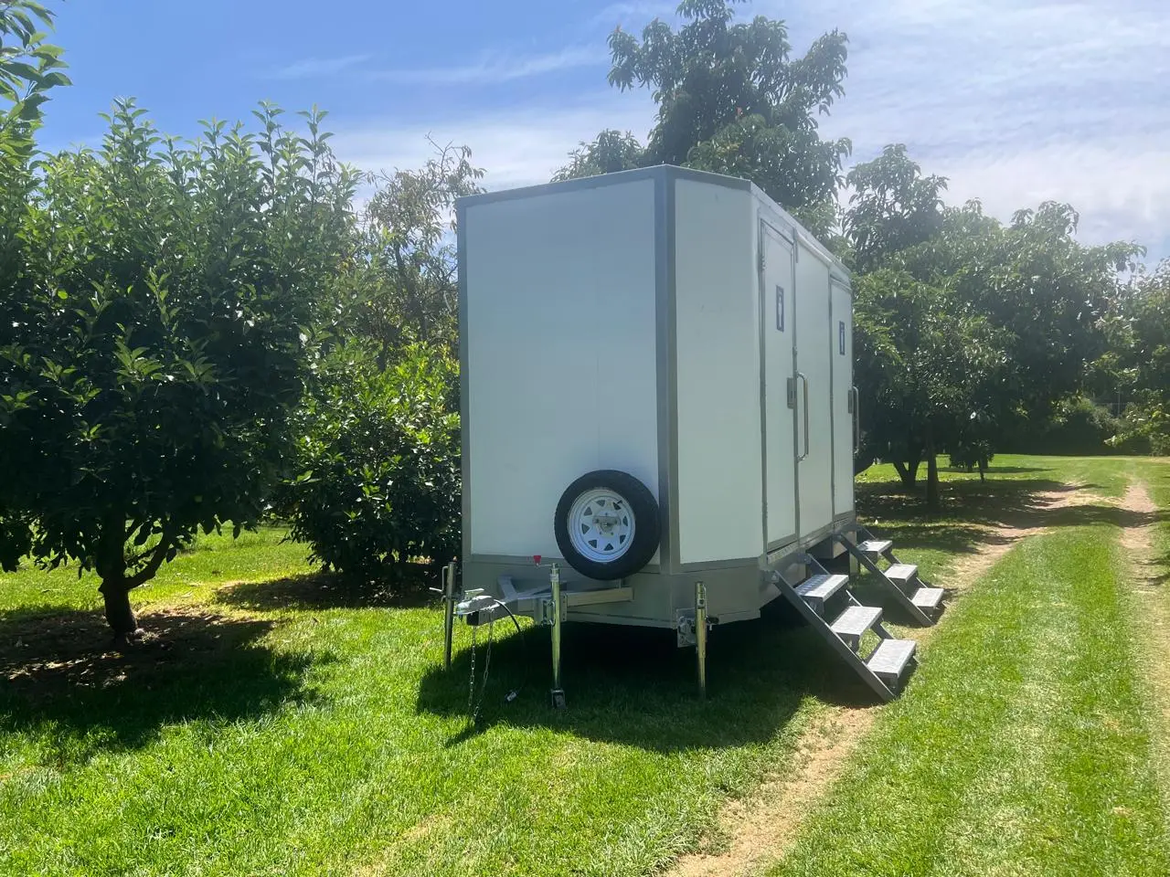 Cabinas del Baño Premium Solar con acceso por escalas