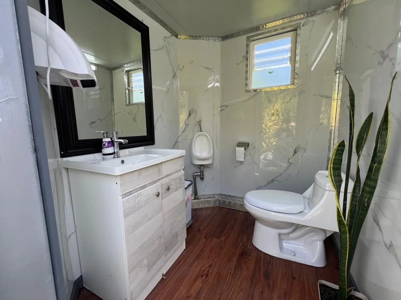 Interior en mármol con vanitorio y espejo del Baño Premium Solar