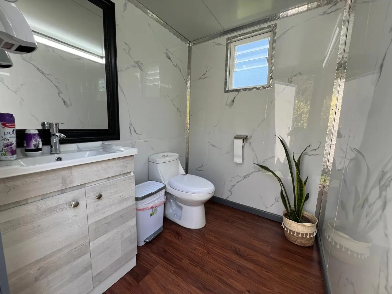 Interior iluminado con LED del Baño Premium Solar